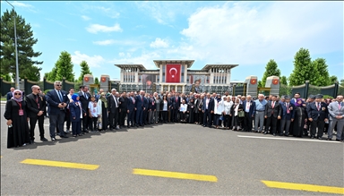 Alîkarê Serokomar Yilmaz çelenk danî ber Bîrdariya Şehîdên 15ê Tîrmehê