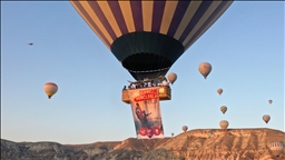 15 Temmuz sabahı Kapadokya'da balonlar Türk bayrakları ve afişlerle uçtu