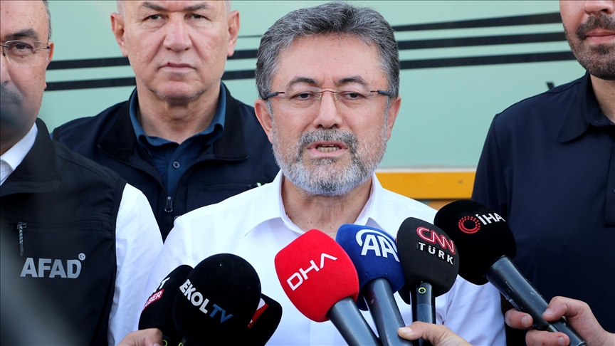 Yerleşim yerlerinde yangının ve rüzgarın hızı düştü
