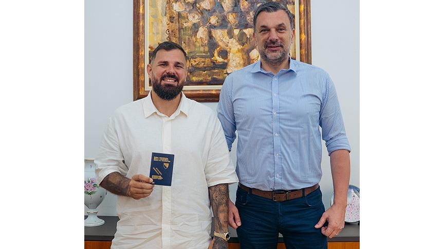Kristijanu Iličiću uručen diplomatski pasoš BiH