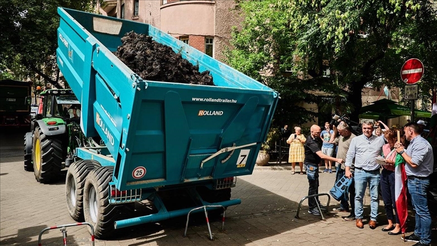 Mađarski farmeri protestovali u Budimpešti i ispred Evropske kuće istresli gnojivo