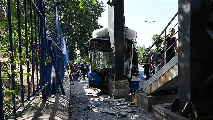 Ankara'da belediye otobüsünün karıştığı zincirleme kazada 20 kişi yaralandı