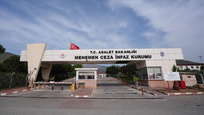 İzmir Büyükşehir Belediyesine yönelik "yolsuzluk" soruşturmaları sonunda 2 iddianame hazırlandı