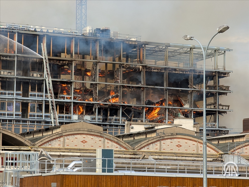 France : Un immeuble en construction en proie aux flammes dans le 12e arrondissement de Paris