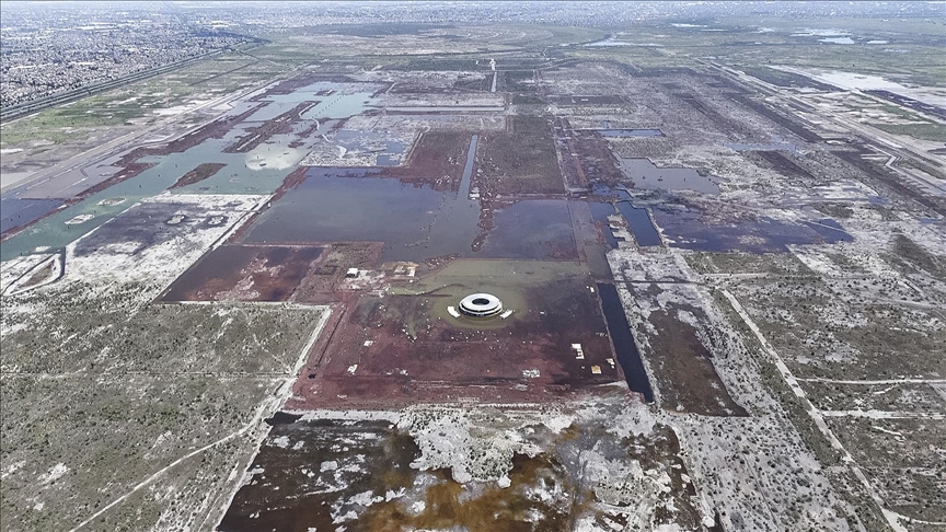 Ujërat e përmbytjeve mbulojnë vendndodhjen e projektit të anuluar të aeroportit të Meksikës në liqenin Texcoco