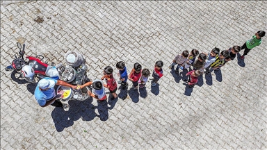 "Dondurmacı Selahaddin" motosikletiyle 34 yıldır termoslara koyduğu dondurmaları kırsaldaki çocuklara ulaştırıyor