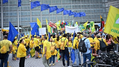 Çiftçiler AB kurumları önünde protesto düzenledi
