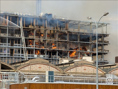 France : Un immeuble en construction en proie aux flammes dans le 12e arrondissement de Paris