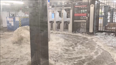 Përmbytjet e menjëhershme mbyllin stacionet e metrosë në New York pas shirave të rrëmbyeshëm