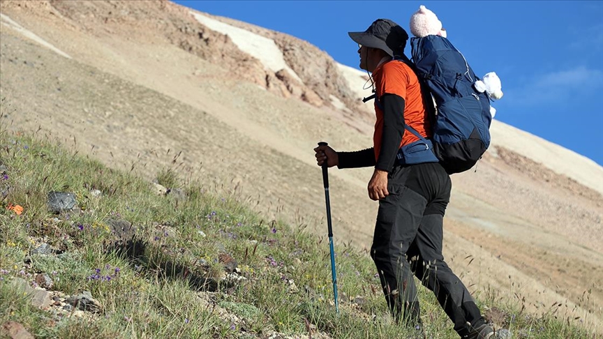 Süphan Dağı'na çiçekler arasında başlayan tırmanış karlı zirvede tamamlanıyor