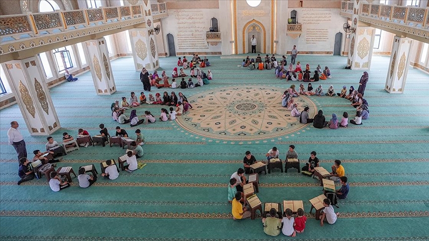 Diyarbakır'da imamın kurduğu kütüphane 7'den 70'e kitapseverleri ağırlıyor