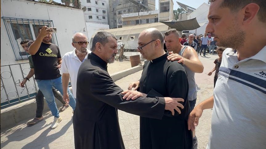 بطريركية اللاتين بالقدس تؤكد إصابة كاهن بقصف إسرائيل كنيسة بغزة