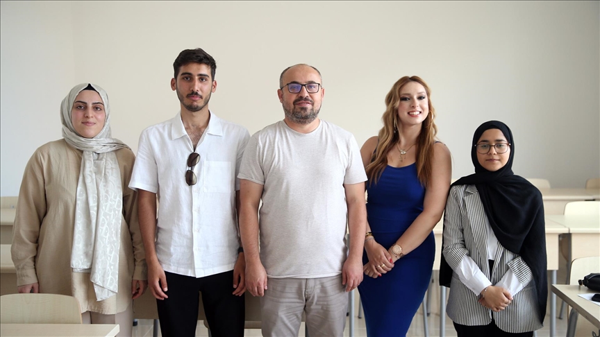 Üniversiteliler sosyal sorumluluk projeleriyle 500'den fazla kişinin hayatına dokundu