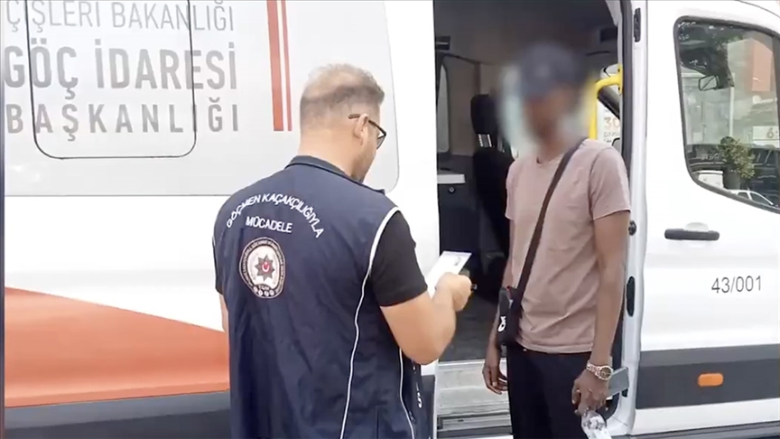 Bakan Yerlikaya, ülke genelindeki denetimlerde 32 göçmen kaçakçılığı organizatörünün yakalandığını bildirdi