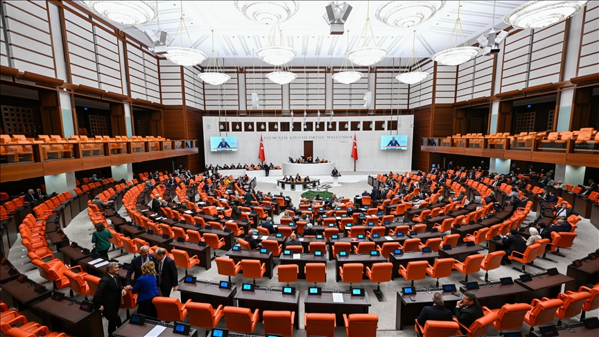 Parlamenti turk miraton mocionin e kryeparlamentarit që dënon sulmet e Izraelit në Siri