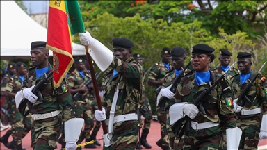Fransa, Senegal'deki üslerini yetkililere teslim etti