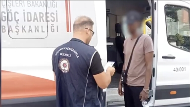 Bakan Yerlikaya, ülke genelindeki denetimlerde 32 göçmen kaçakçılığı organizatörünün yakalandığını bildirdi