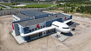 Kayseri'de uçağı andıran mimarisiyle dikkat çeken uzay ve havacılık lisesi tanıtıldı