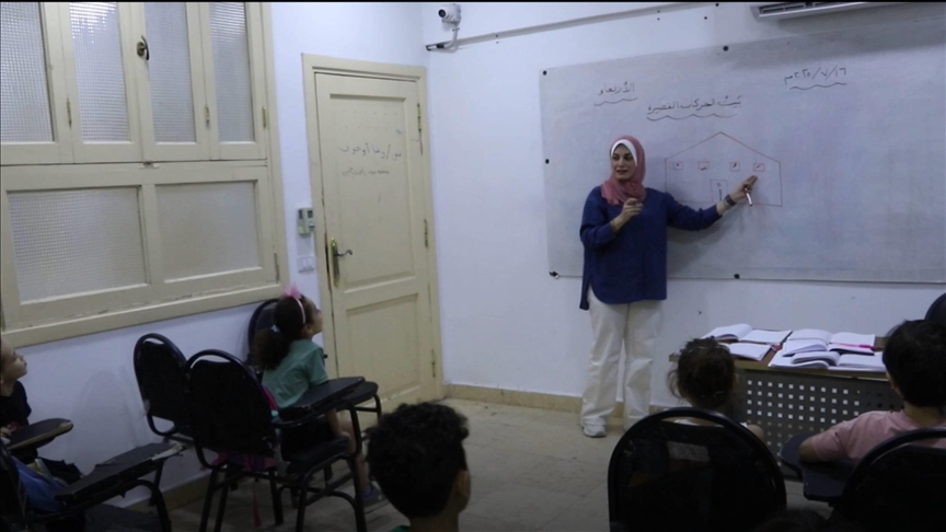 مصر.. فلسطينيتان تنعشان حلم التعلم بأذهان أطفال غزة (تقرير)