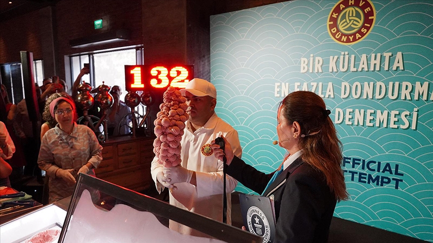 Kahve Dünyası, dondurma ustası Gökhan Şahin ile Guinness World Records'a adını yazdırdı
