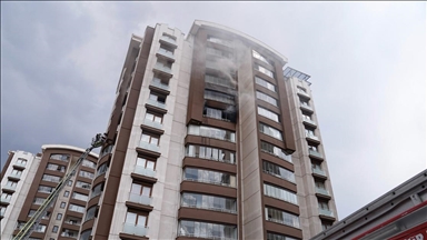 Başkentte bir apartmanda çıkan yangında dumandan etkilenen anne ve oğlu hastaneye kaldırıldı