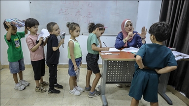 Dy mësuese palestineze po u ofrojnë arsim fëmijëve që emigruan nga Gaza në Egjipt