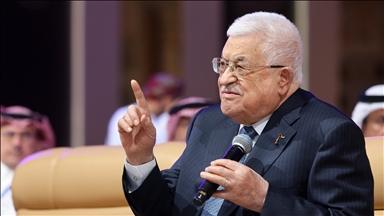 عباس يدين قصف إسرائيل "كنيسة العائلة" بغزة ويعتبره تطورا خطيرا