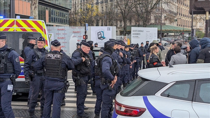 France : Une centaine de personnes cagoulées attaquent des véhicules, neuf policiers blessés