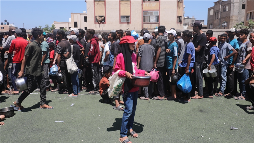 Palestinci skupljaju brašno isteklog roka s deponije uslijed izraelske blokade u Gazi