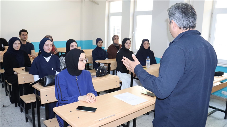Amasya'da halk eğitimi merkezindeki kursta işaret dili "kamyon arkası yazılarıyla" öğretiliyor