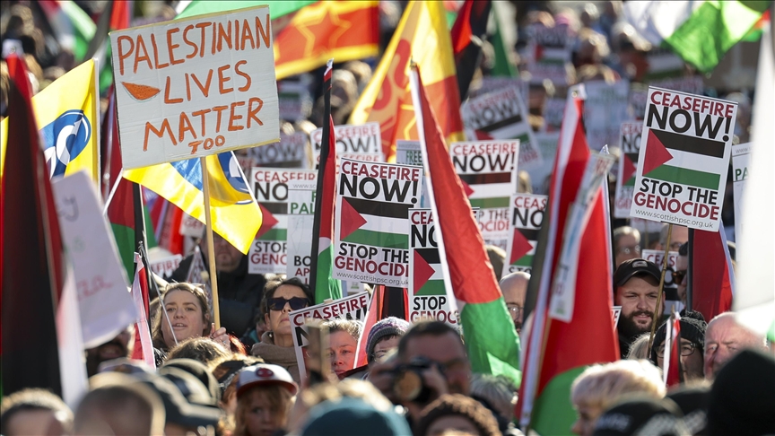 İskoçya'da "Palestine Action"a, taşıdığı pankartla destek verdiği iddia edilen kişi gözaltına alındı