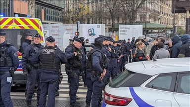 France : Une centaine de personnes cagoulées attaquent des véhicules, neuf policiers blessés