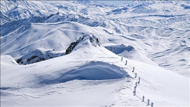 1 alpinist pakistanez humb jetën dhe 3 të tjerë plagosen në një ortek në K2