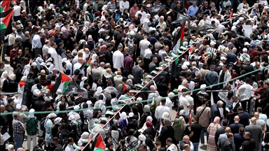 فلسطينيون يتظاهرون بالضفة تنديدا بالتجويع والإبادة في غزة