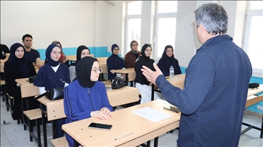 Amasya'da halk eğitimi merkezindeki kursta işaret dili "kamyon arkası yazılarıyla" öğretiliyor