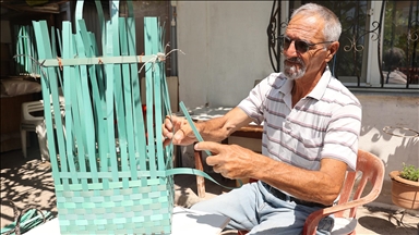 Atık plastik şeritleri sepet ve çantalara dönüştürüyor
