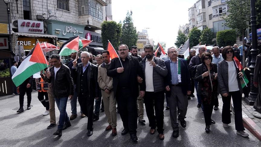 رام الله.. مئات الفلسطينيين يتظاهرون ضد إبادة وتجويع إسرائيل لغزة