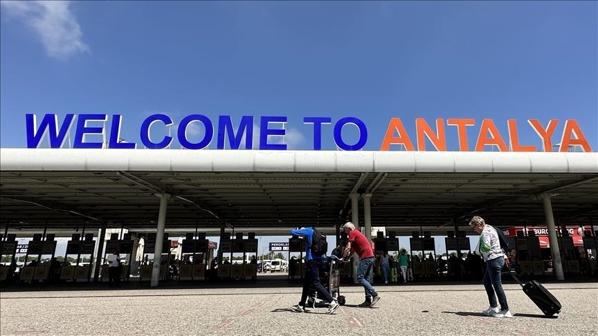 Bakan Uraloğlu, Antalya Havalimanı'nda uçuş ve yolcu sayısı rekoru kırıldığını bildirdi