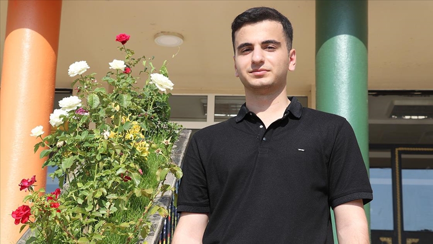 AYT sayısal alanda tam puan alan Ağrılı Onur, başarısını düzenli çalışmaya borçlu