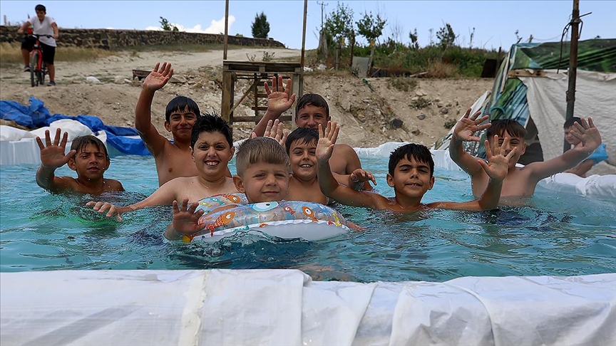 Öğretmen Berhan'ın "köy havuzu" çocukların yaz neşesi oldu