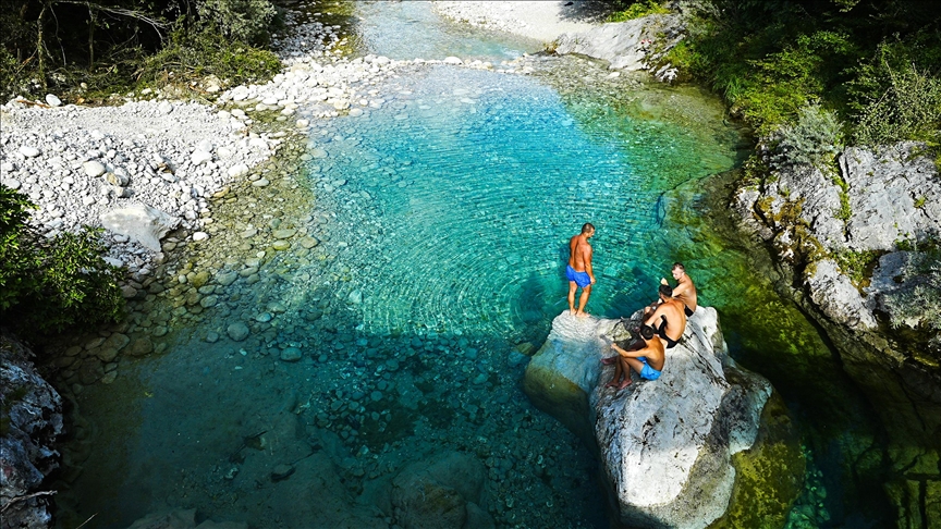 Rječica Drežanka – skriveni smaragdni dragulj Hercegovine nudi prirodne bazene i osvježenje u vrelim ljetnim danima