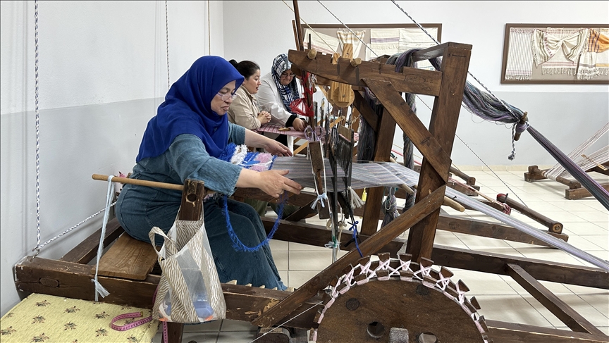 Për 45 vjet ushtron zanatin e endjes, e mësoi nga gjyshja e saj që fëmijë