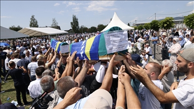 Bosna Hersek'teki savaşta 33 yıl önce öldürülen 7 Boşnak sivilin kalıntıları Prijedor'da defnedildi