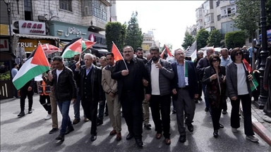 رام الله.. مئات الفلسطينيين يتظاهرون ضد إبادة وتجويع إسرائيل لغزة