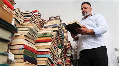 Şehit babası oğlunun hayrına, yıpranan Kur'an-ı Kerimlerin onarımını sağlıyor