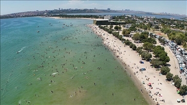 İstanbul'da sıcak havadan bunalanlar sahil ve parkları tercih etti