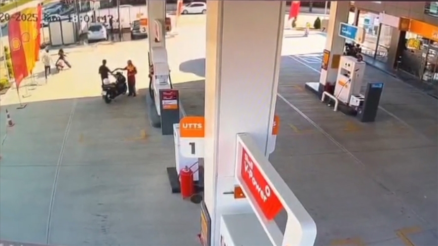 Bursa'da kontrolden çıkan motosikletin otomobile çarptığı anlar güvenlik kamerasında