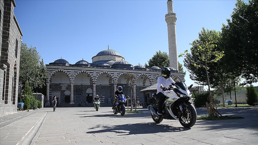 Diyarbakır'ın sıra dışı müezzini yarış motosikletiyle ilgi odağı oldu