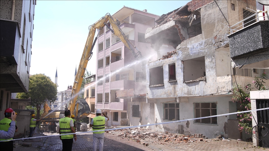 İstanbul Bahçelievler'de kentsel dönüşüm kapsamında 69 bağımsız bölümün yıkımına başlandı