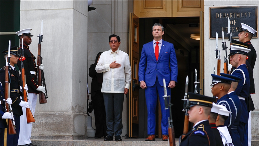 US defense chief welcomes Philippine president for talks